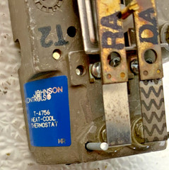 NEW Johnson Controls T-4756-201 Pneumatic Dual Temp Heat & Cold Thermostat 243G