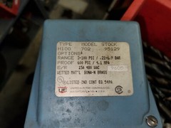 United Electric Controls Company Pressure Switch H100-702
