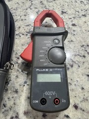 Fluke 30 Clamp Meter 200A-400A, 200V-600V, 200 Ohm. With Case And Test Probes.