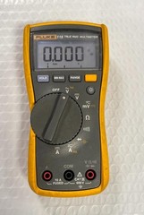 FLUKE 115 TRUE RMS MULTIMETER W/ LEADS- USED.