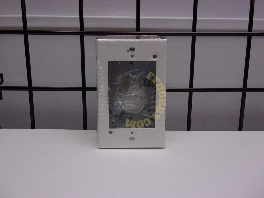 Wiremold 500/700 Combination Switch and Receptacle Box Fitting – 5745WH