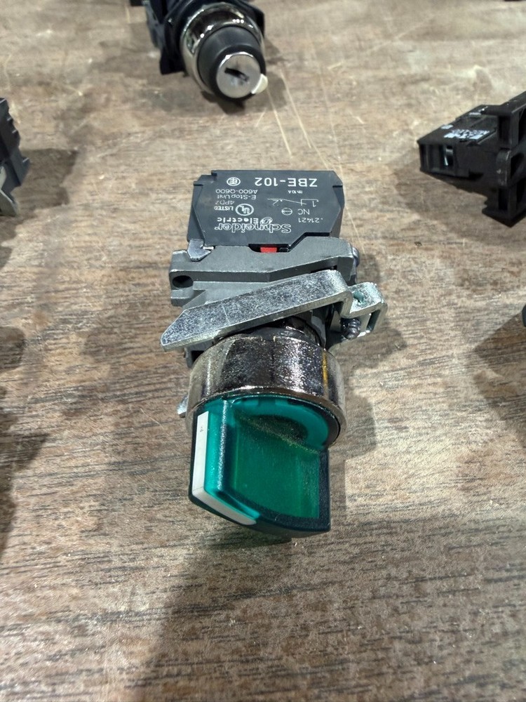 SCHNEIDER ZBE-102 CONTACT BLOCK WITH GREEN 2-POS SELECTOR SWITCH LA3