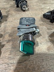 SCHNEIDER ZBE-102 CONTACT BLOCK WITH GREEN 2-POS SELECTOR SWITCH LA3