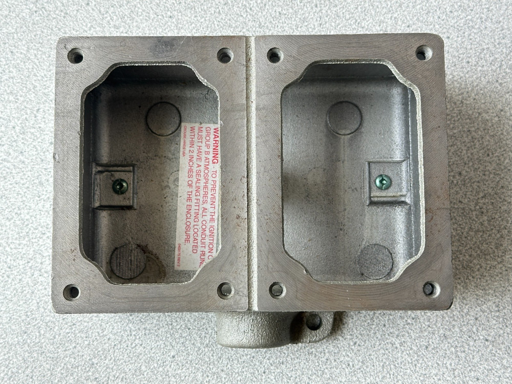 NEW CROUSE HINDS USA EDS-272 IRON EXPLOSION PROOF BACK BOX 2 GANG 3/4″ DEAD END