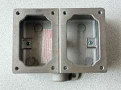 NEW CROUSE HINDS USA EDS-272 IRON EXPLOSION PROOF BACK BOX 2 GANG 3/4″ DEAD END