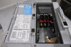 EATON CORPORATION CROUSE HINDS NST1018F D60360 DISCONNECT SWITCH ENCLOSED 250 V