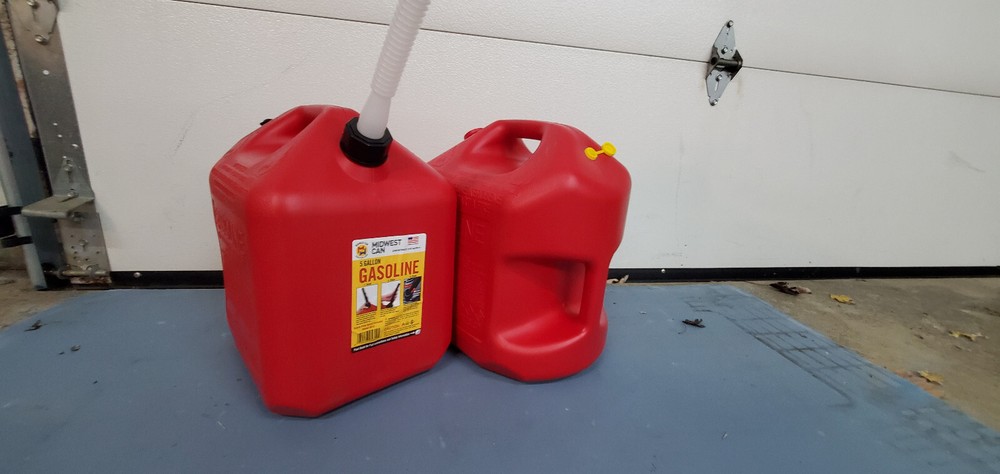 5600 5 gallon vented 2 handle midwest gas can w/ FREE flow flexible nozzle/spout