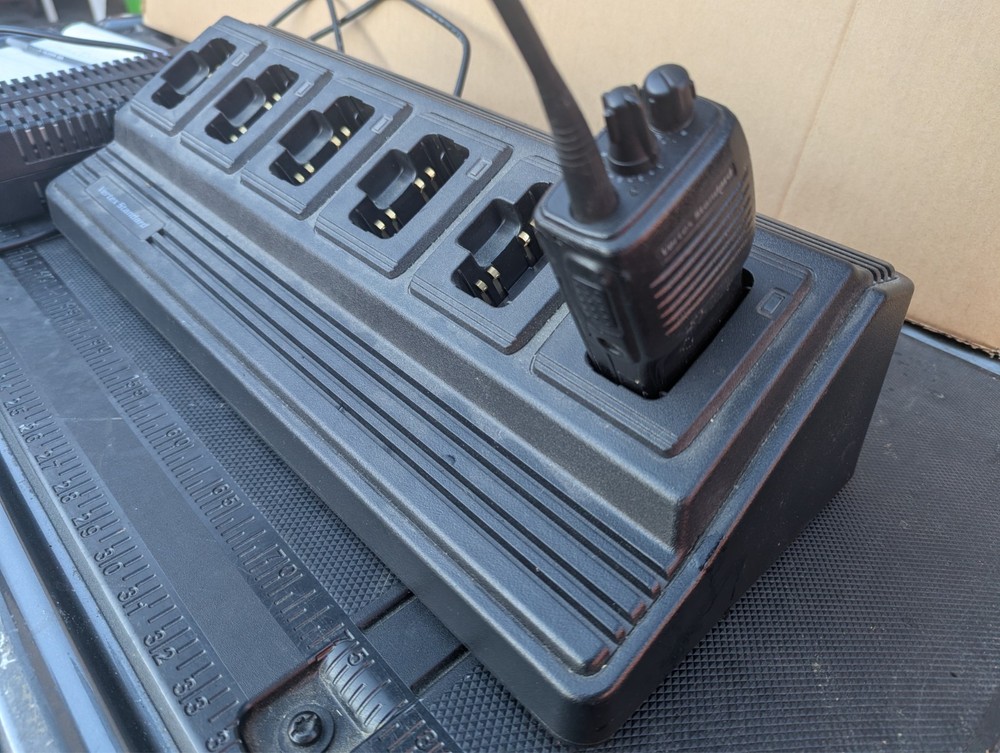 VERTEX STANDARD 6 UNIT GANG CHARGER VAC-6800B
