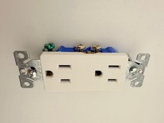 Eaton 1107W White 15 Amp Decorator Decora Duplex Receptacle 5-20R BULK *NEW*
