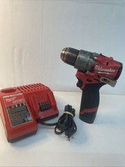 MILWAUKEE TOOLS 3404-20 Hammer Drill/Driver W/1.5 Ah Battery & Charger – Used