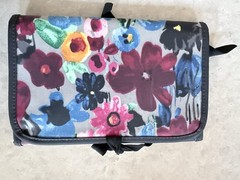 ThirtyOne BOLD BLOOM Fold and Go Trifold Organizer With Pockets