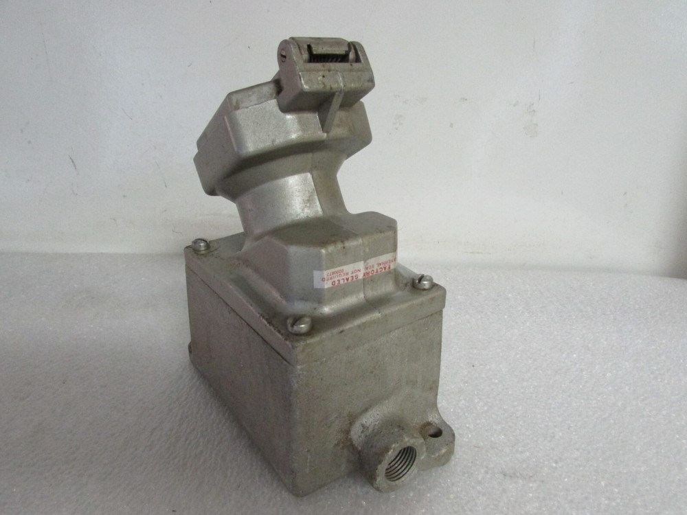Crouse-Hinds Ark Guard ENR C11202 M3 Straight Blade Receptacle 20 Amp