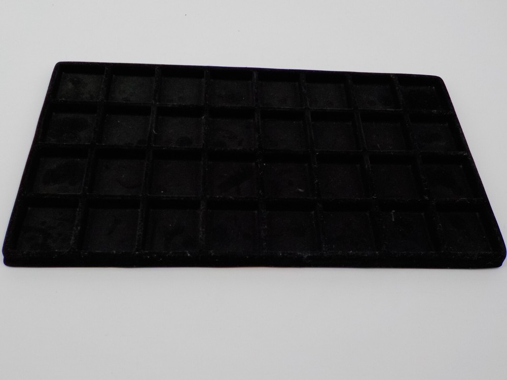 32 SPACE PLASTIC JEWELRY DISPLAY TRAY 14″X7.5″ FELT COVERED GRID 1 9/16″ SQUARES