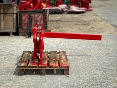 Crate turning device for forklift with holding arm FEM2 ISO2 pallet turner lathe