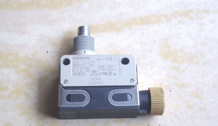1PCS Omron D4E-1C20N D4E1C20N Limit Switch -New
