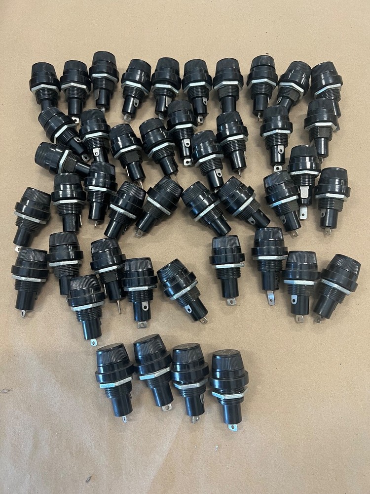 x34 Buss Panel Mount Fuse Holder – fits larger fuses, unsure what size See pics