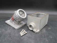 CROUSE HINDS ENRC21201-M4 20A EXPLOSION PROOF RECEPTACLE 125V *SAME DAY SHIP