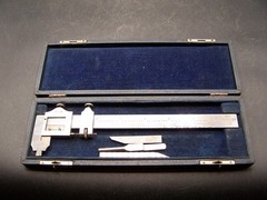 VINTAGE BROWN & SHARPE #570 7″ MACHINIST VERNIER INSIDE OUTSIDE CALIPERS IN CASE
