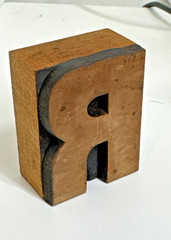 Vintage Letterpress WOOD LETTER R “R” PRINT TYPE Printing 2″