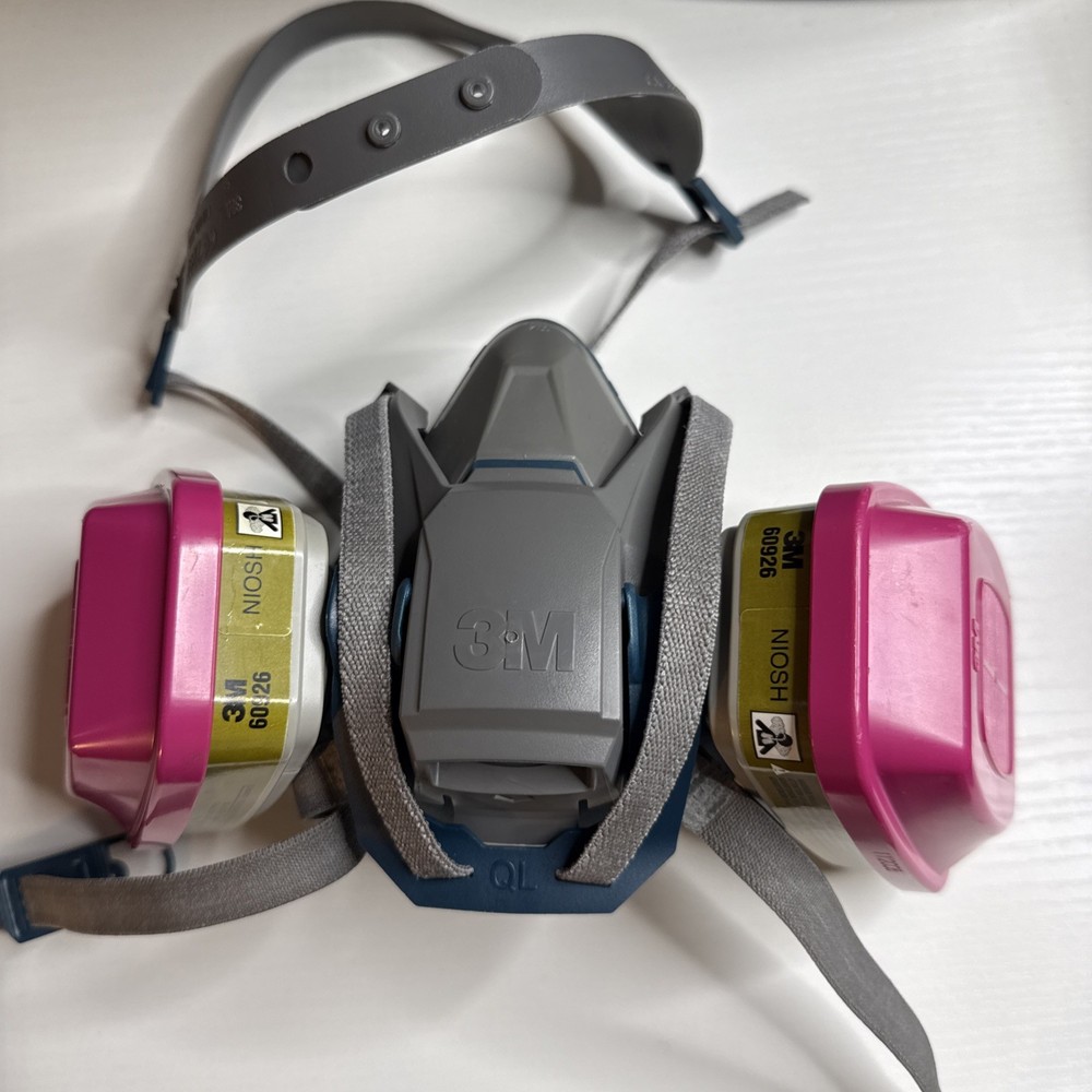 3M QUICK LATCH HALF FACE RESPIRATOR MASK & 2-NIOSH 60926 CARTRIDGE MED