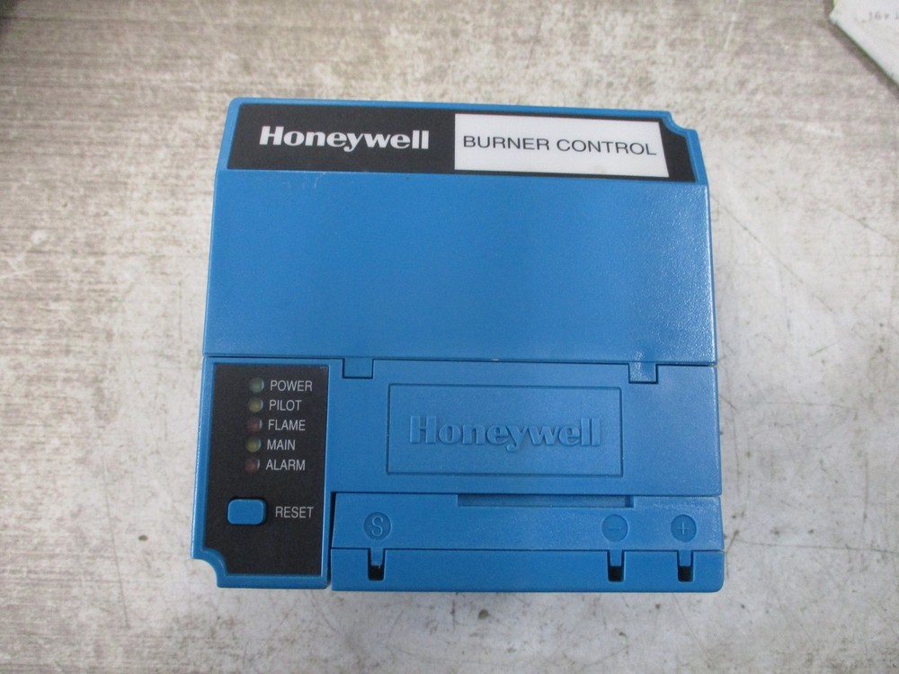 Honeywell Burner Control RM7895 C 1012 S/W Rev. 4141 W/UV Flame Amplifier Module