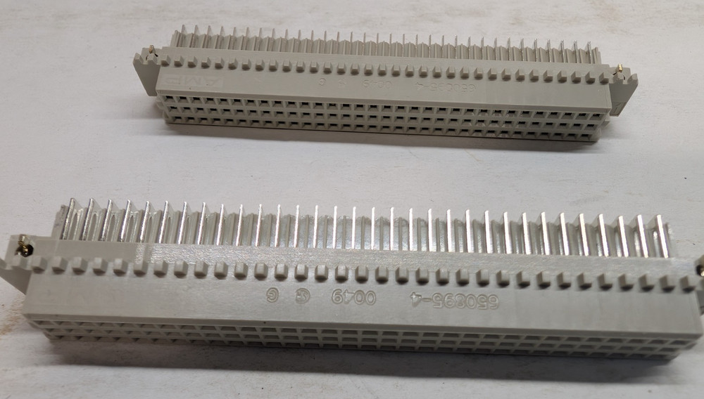 2x AMP TE 650895-4 Eurocard DIN 41612 Type R 96-Pin Female Right Angle Connector