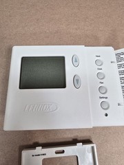 LENNOX 51M33 NON-PROGRAMMABLE, HEAT PUMP, 2H/1C, THERMOSTAT White Pre-owned
