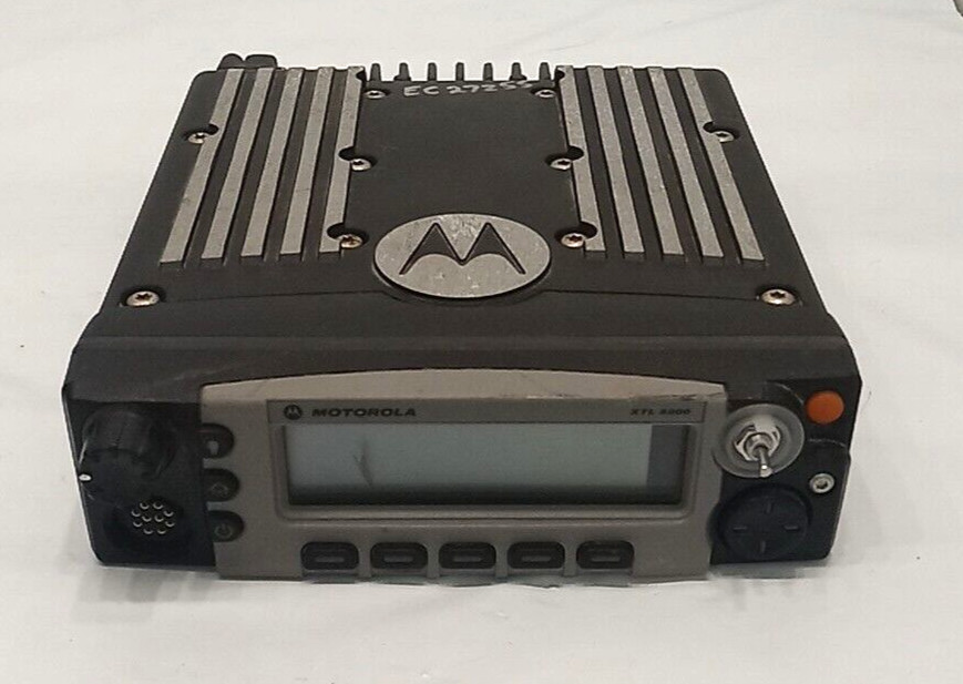 Motorola XTL5000 M20URS9PW1AN Dash Mount Radio Silver Head Same As Picture
