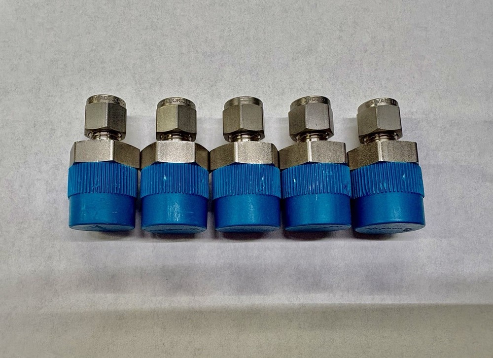 Qty 5 SWAGELOK SS-400-1-8 1/4 in. Tube OD x 1/4 in MNPT