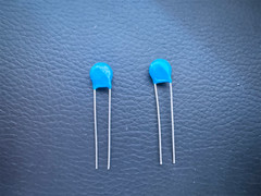 25Pcs CNR-07D621K 07D621K CNR THT Disc MOV Varistor 620V 1.2kA 7mm 10%