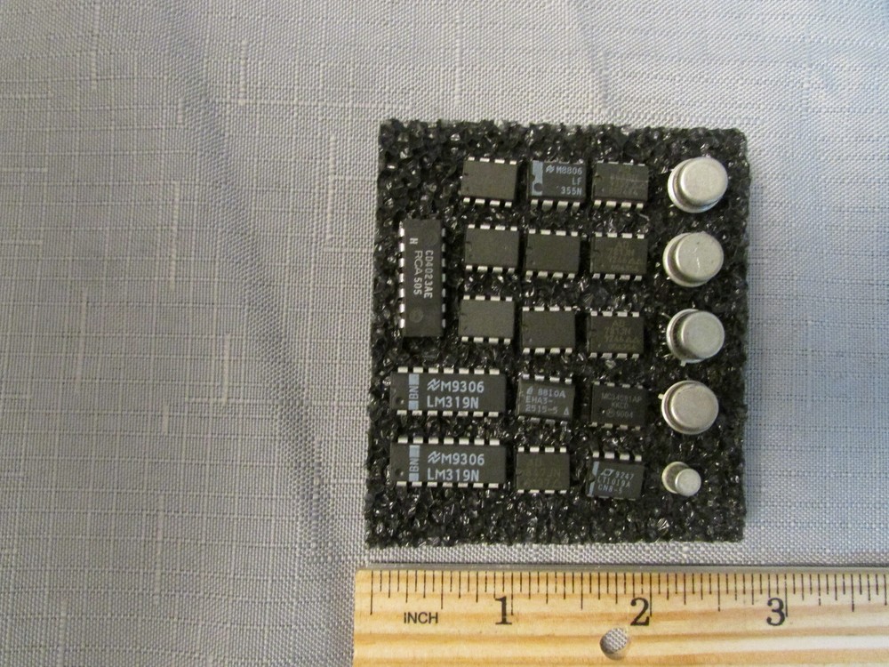 (20) Assorted Analog Integrated Circuits DIP Through-Hole