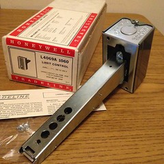 HONEYWELL TRADELINE L4069A 1060 180/250F LIMIT CONTROL (NEW)