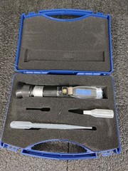 Sper Scientific 300005 Lab Clinical Refractometer with Case/Accessories