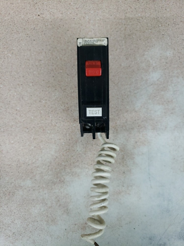 BRYANT QBGF1020 20A 1POLE 120VA BOLT ON GROUND FAULT BREAKER *Chipped
