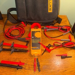 Fluke 323 400amps Digital AC Clamp Meter and Fluke OEM Test Leads w/ case!