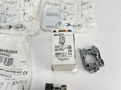 Lot of Telemecanique – 3x ZBE101 , 2x ZB4BZ009, 1x ZB4 BZ101 New in Bag + Extras