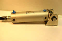 SMC CDG1BN40TN-75Z DOUBLE ACTING, 40MM Bore x 75mm Stroke, w/ Nice Bracket