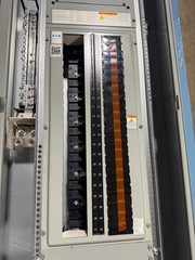 1-400 AMP 480V MAIN LUG PANELBOARD 42 SPACE 3PHASE 4 WIRE COMPLETE PANEL (NEW)