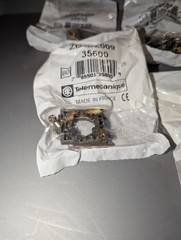 NEW LOT OF 5 TELEMECANIQUE ZB4BZ009 LATCHES 35600