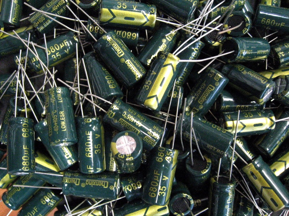 680uF 35V (100x) Electrolytic Capacitors 35V 680uF Volume 10x20mm