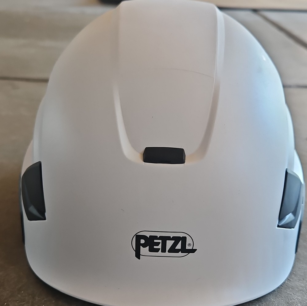 Petzl White Safety Helmet Hard Hat w/ Ratchet Suspension