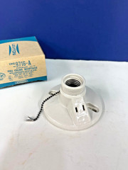 Glazed Porcelain LAMP HOLDER Pull Chain & Outlet 250W 125V LEVITON NEW 9716-A