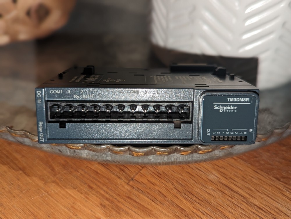 Schneider Electric TM3DM8R Modicon TM3 8 IO 4 inputs 4 relay outputs 24V