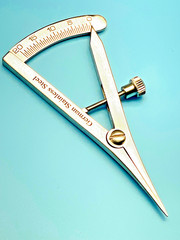 Castroviejo Caliper 3.1/2″, Straight Tips, Graduated 0-20mm