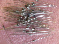 1N4760A ZENER DIODE 68V 5% DO-204AL MOTOROLA (100 PER LOT)