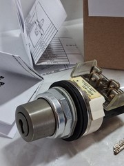 ALLEN BRADLEY 800T-H33A SELECTOR SWITCH 2 POS MAIN 1NO/1NC KEY REM BOTH SERIES N