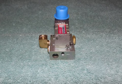 New Numatics Mark 3 031SA4414000061 Pneumatic Solenoid Valve with Base 24 VDC