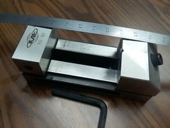 4″X9-3/4″ TOOL MAKER’S PRECISION SCREWLESS VISE #705-04