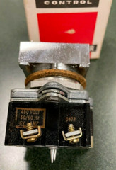 Cutler-Hammer E30ED Compact Push-button Operator w/ Ind Light – 480V 60/50HZ