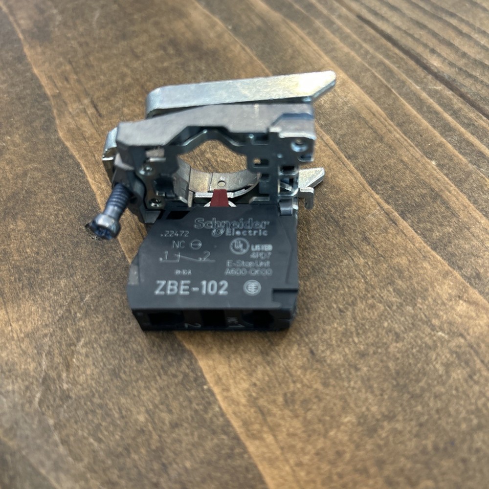 New ZB4BZ009 Mounting Base & 1NC Contact Block ZBE-102 Schneider